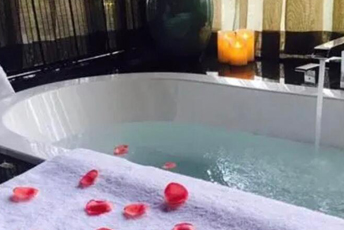 广州荔湾水疗池中的失重冥想：当身体学会漂浮